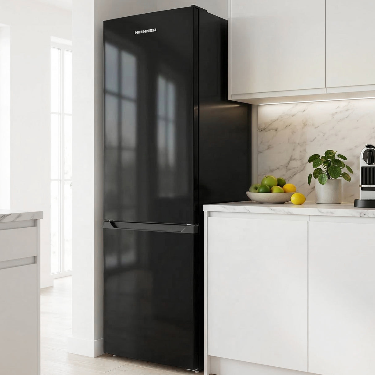 Heinner HC-HM262BKE++ ingebouwd in moderne witte keuken met marmeren werkblad en plant