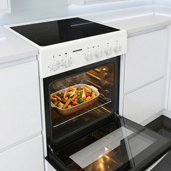Heinner elektrisch fornuis in wit met zwarte oven, keramische kookplaat met 4 zones en gesloten ovendeur.