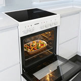 Heinner elektrisch fornuis in wit met zwarte oven, keramische kookplaat met 4 zones en gesloten ovendeur.