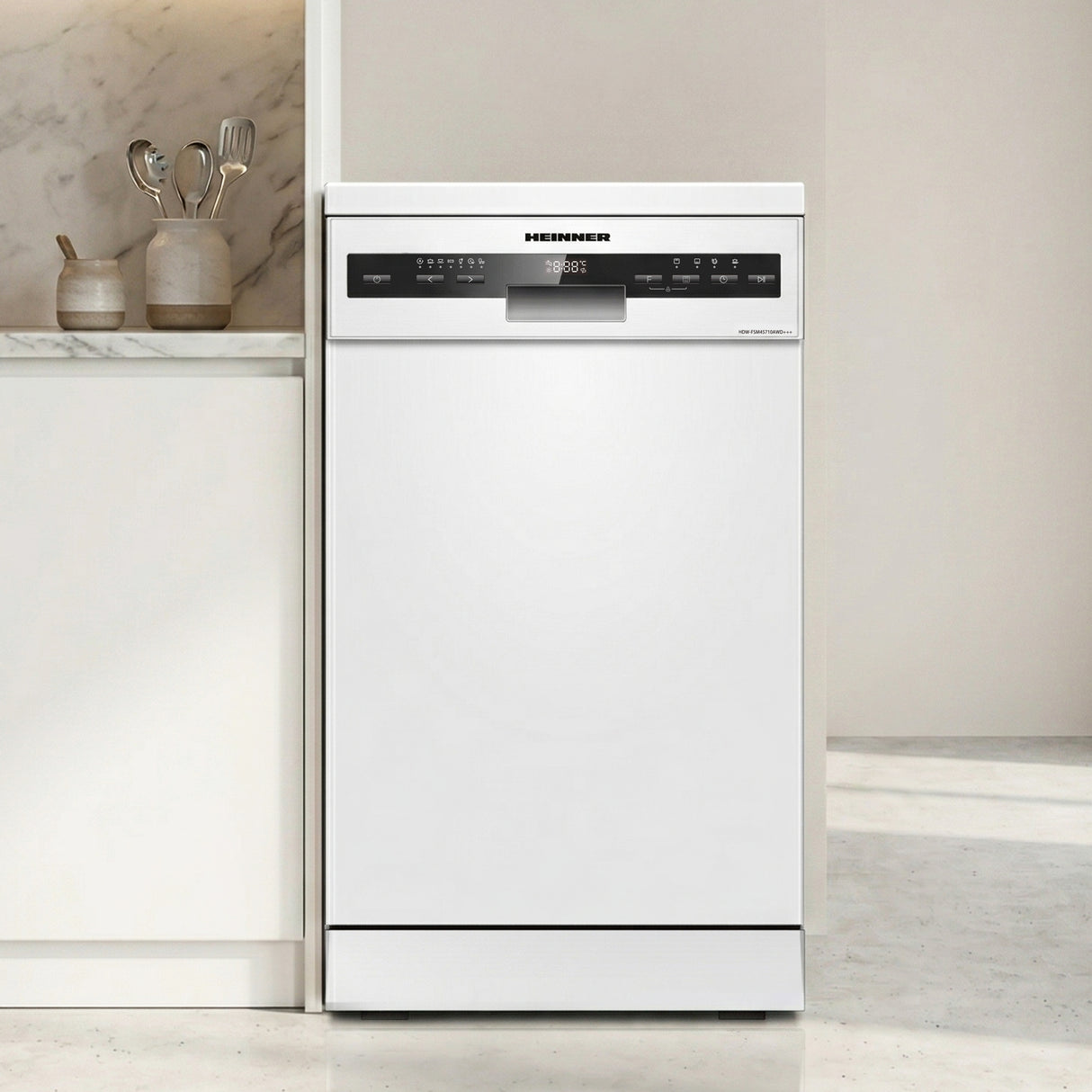Heinner vaatwasser geïnstalleerd in moderne keuken met marmeren werkblad en accessoires