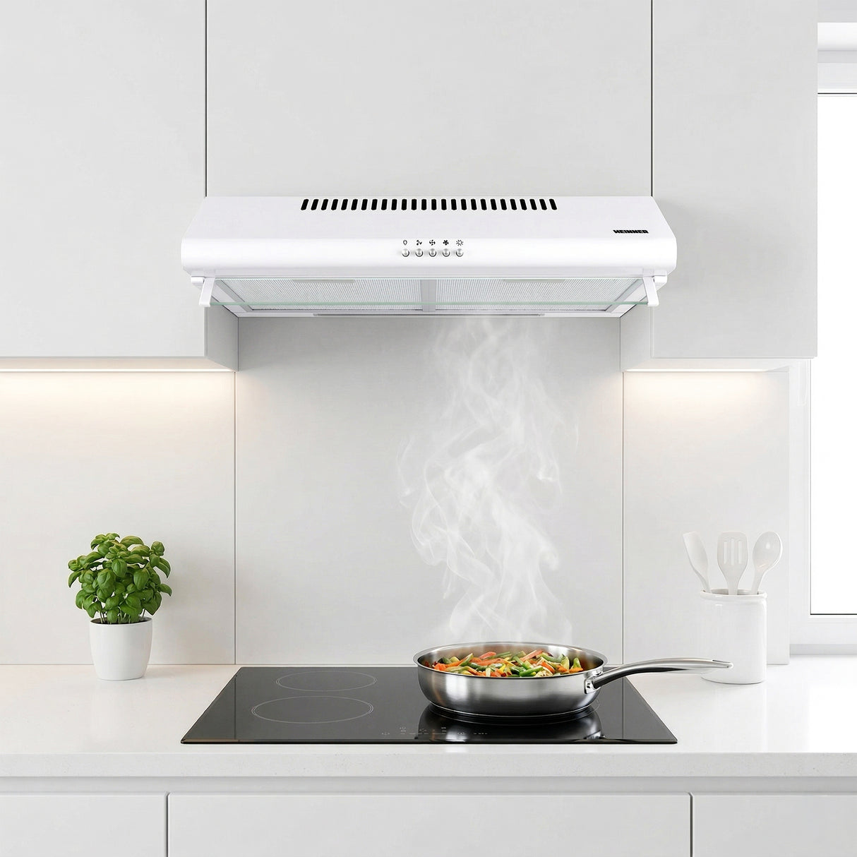 Heinner CH-400 onderbouw afzuigkap 60cm in werking boven kookplaat met actieve rook- en damafzuiging