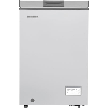 Heinner HCF-HM100CSE++ vrieskist in wit, vooraanzicht met gesloten deksel en bedieningspaneel onderaan