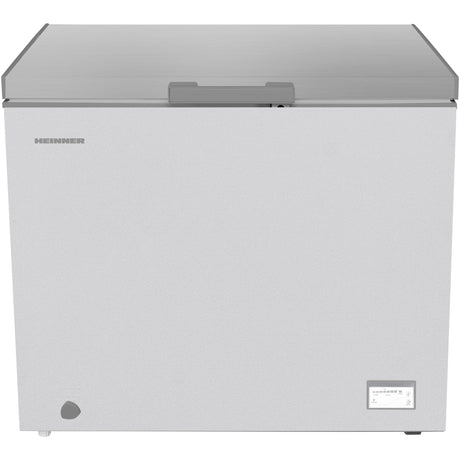Heinner HCF-HM246CSE++ vrieskist met grijze bovenkant en witte behuizing, frontaal aanzicht gesloten