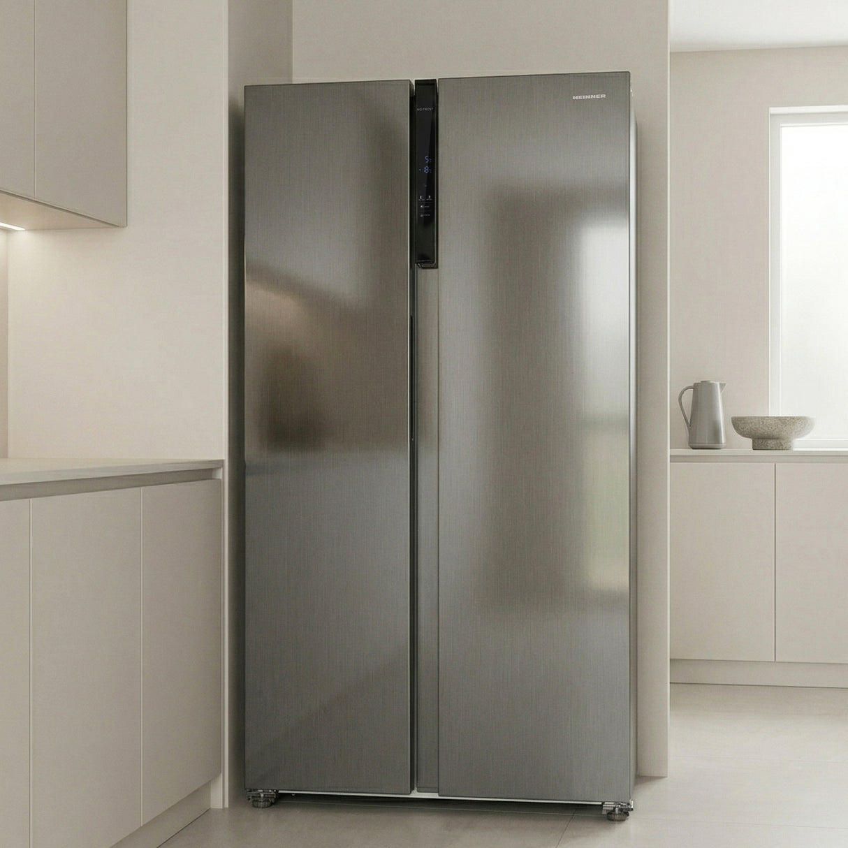 Heinner HSBS-HM532NFINVXD side-by-side koelkast in moderne keuken met witte kasten en slaapwandontwerp.