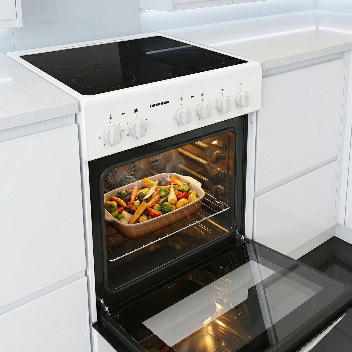 Cuisinière vitrocéramique Heinner HFSC-S56E4VWH – 50 cm – 4 zones de cuisson – four électrique avec gril et ventilation – classe énergétique A – blanc