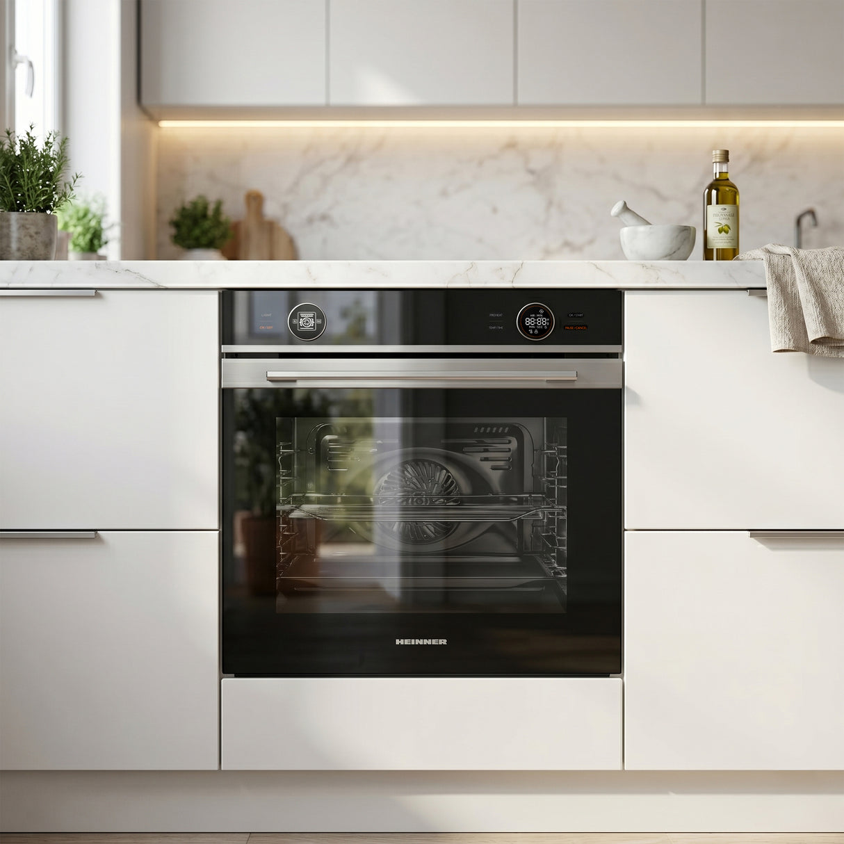 Heinner RVS inbouwoven in moderne witte keuken met marmeren aanrecht en neutrale inrichting
