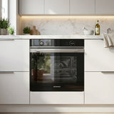Heinner RVS inbouwoven in moderne witte keuken met marmeren aanrecht en neutrale inrichting